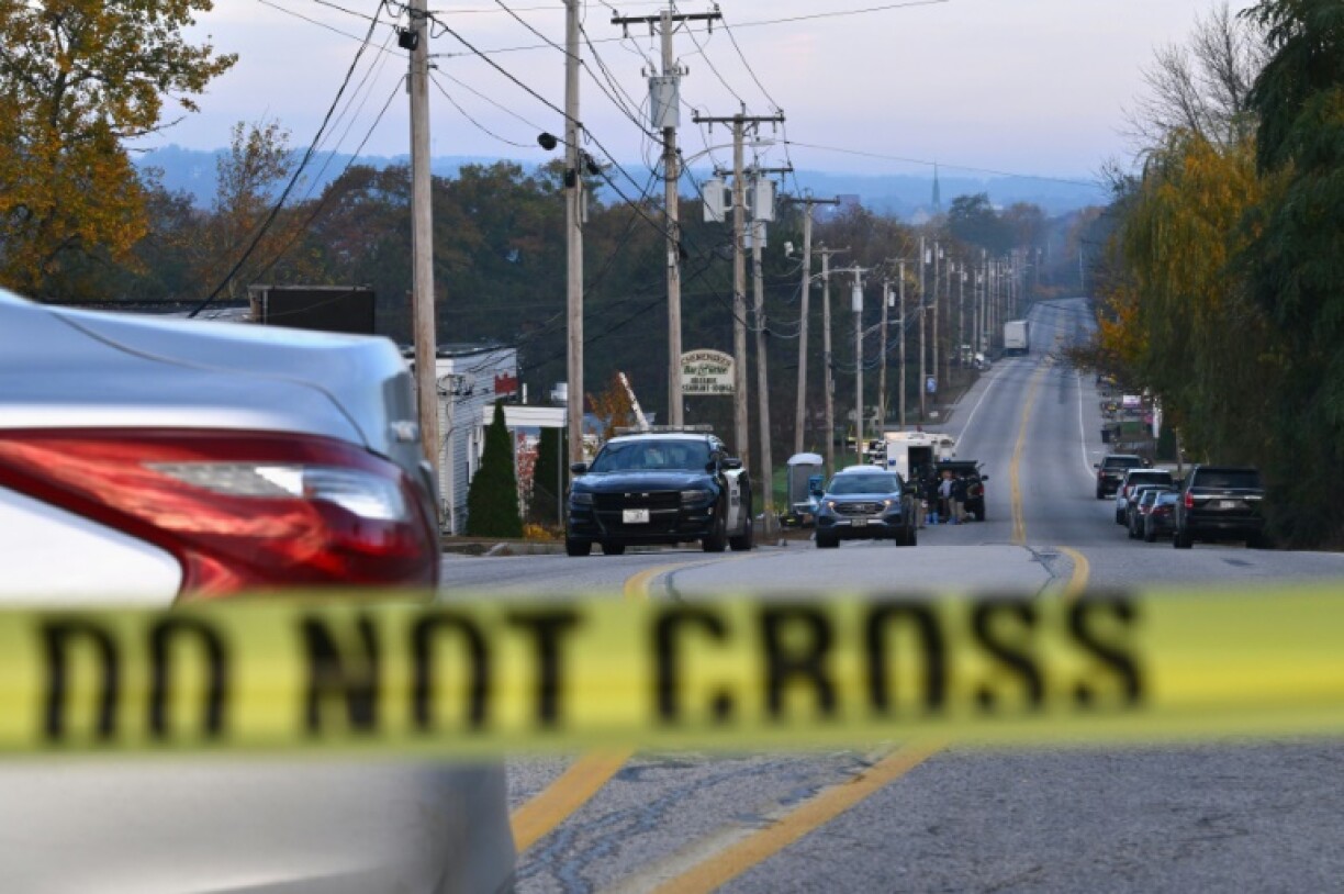 Un barrage de police près du bar Schemengees à Lewiston, dans le Maine (nord-est des Etats-Unis), le 27 octobre 2023