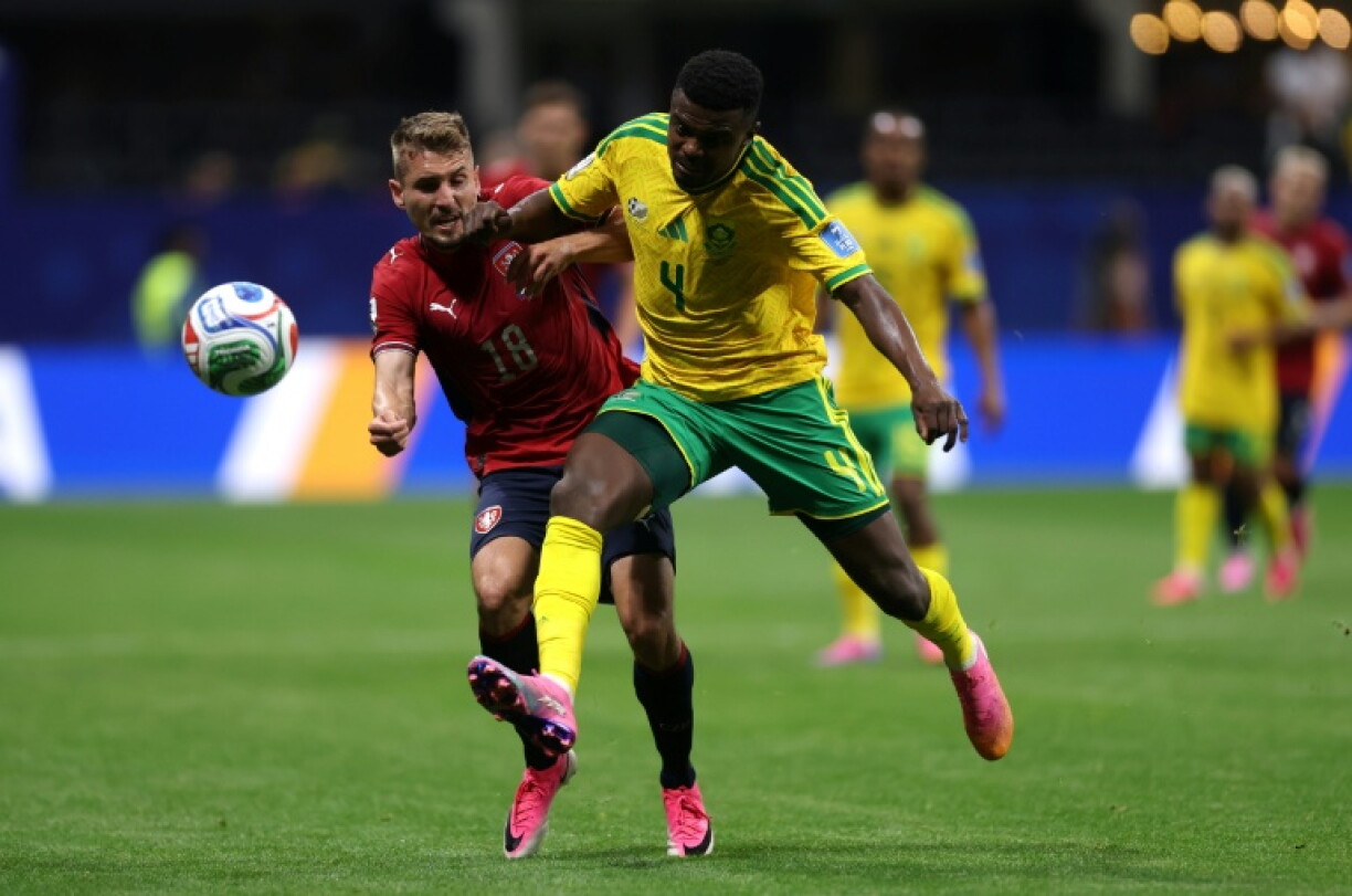 Le Sud-Africain Teboho Mokoena (à droite) et le Tchèque Michal Sadilek lors du match de poule du Mondial-2026, le 18 juin à Atlanta, Géorgie