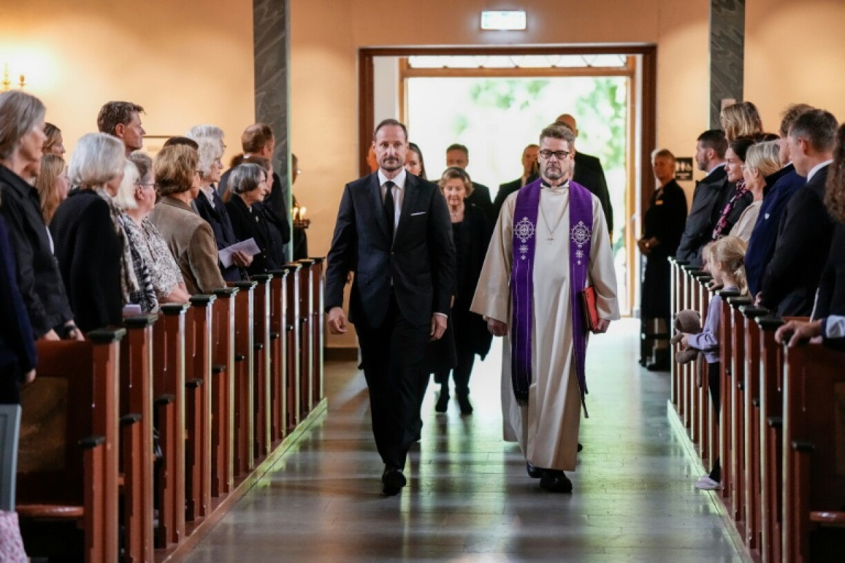 Norwegens neuer König Haakon VIII. hat seines verstorbenen Vaters Harald V. mit dem Besuch eines Trauergottesdienstes gedacht. Viele Menschen reihten sich an der Kirche von Asker bei Oslo auf, um einen Blick auf den 53-Jährigen werfen zu können.