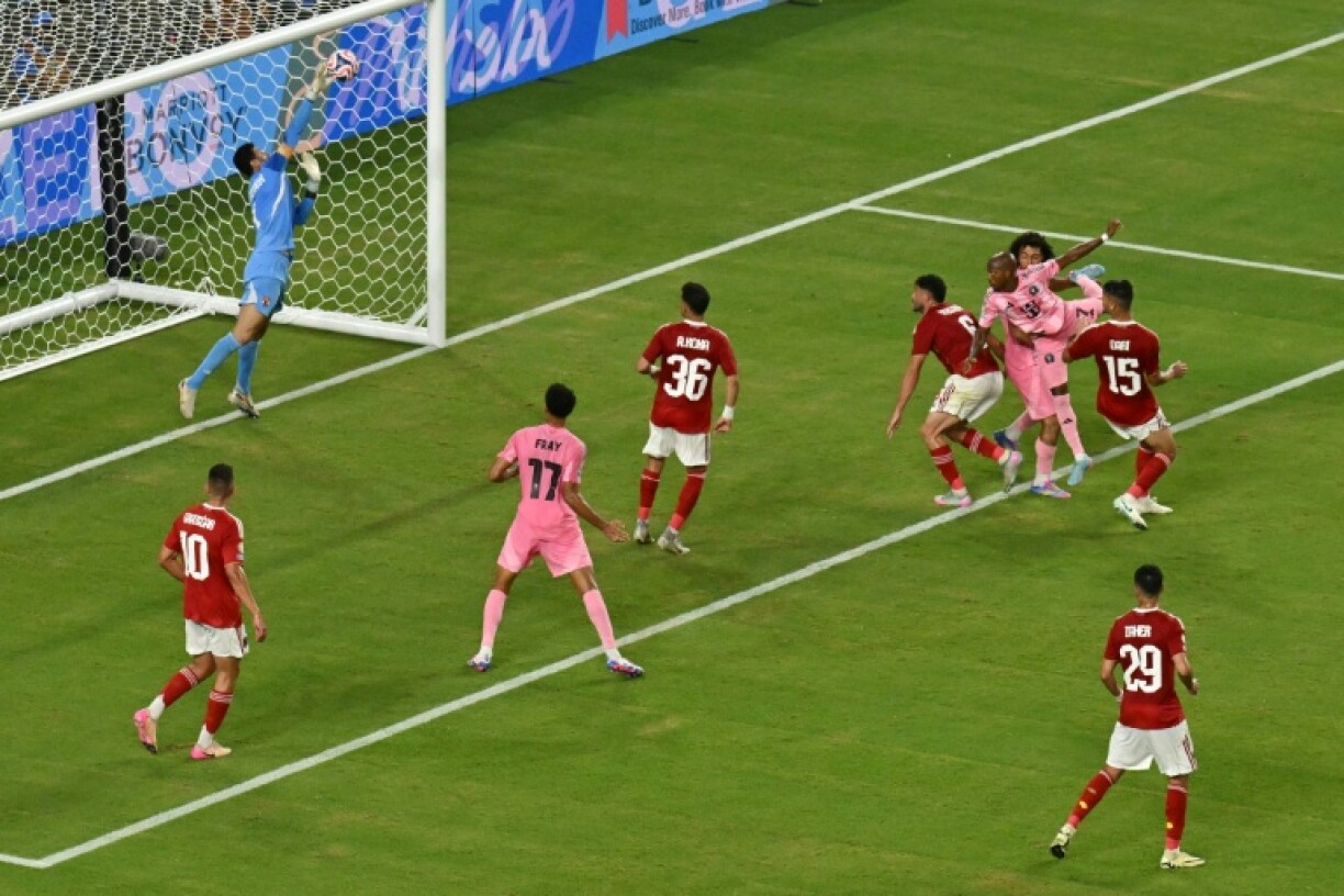 Le gardien d'Al Ahly Mohamed Elshenawy dévie une tête de l'attaquant de l'Inter Miami Fafa Picault en match d'ouverture du Mondial des clubs le 15 juin 2025 à Miami