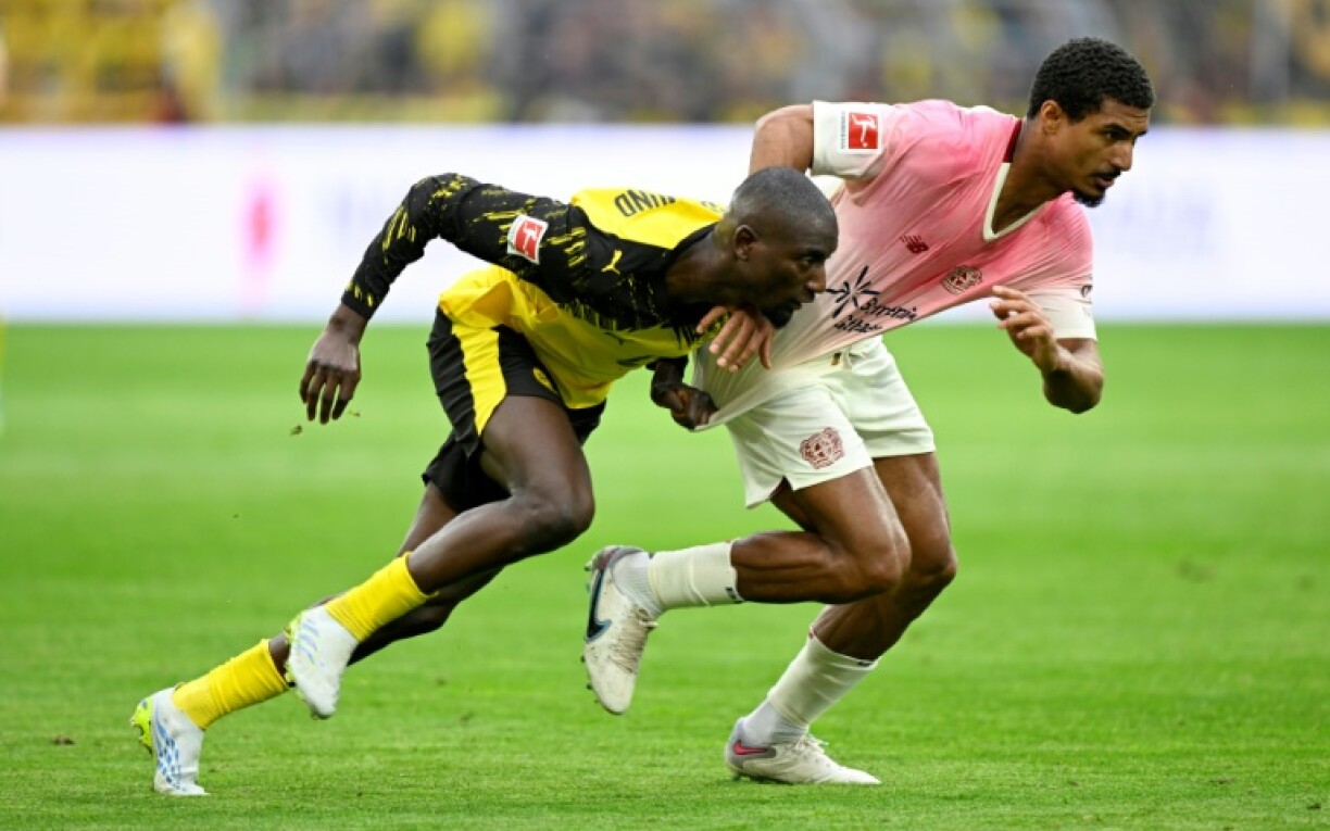Le joueur de Dortmund Serhou Guirassy (à gauche) au duel avec celui de Leverkusen Loïc Badé (à droite), en championnat d'Allemagne, le 11 vril 2026, à Dortmund