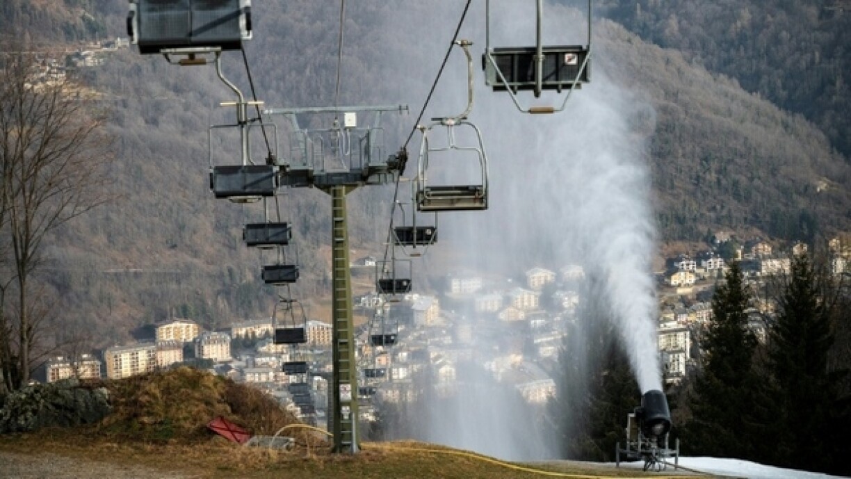 Un canon à neige produit de la neige dans la station de Sampeyre, dans le nord-ouest de l'Italie le 2 janvier 2025