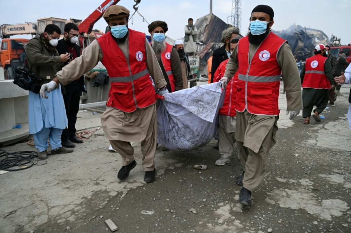 Des volontaires du Croissant-Rouge transportent des corps de victimes après une frappe pakistanaise ayant touché l'hôpital Omid de Kaboul, le 17 mars 2026