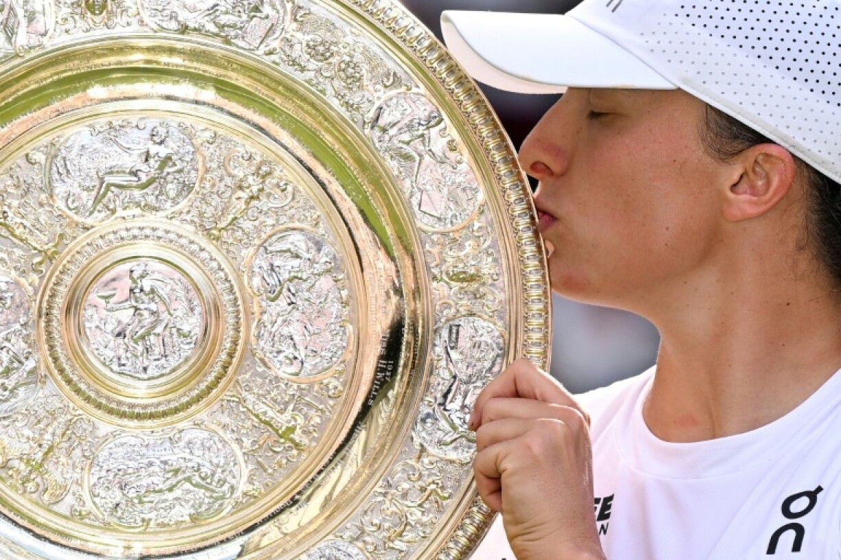 Iga Swiatek kisses the Venus Rosewater Dish after winning her first Wimbledon title