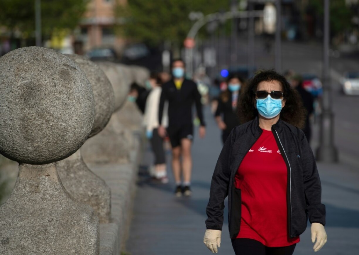 Des promeneurs à Madrid le 2 mai.