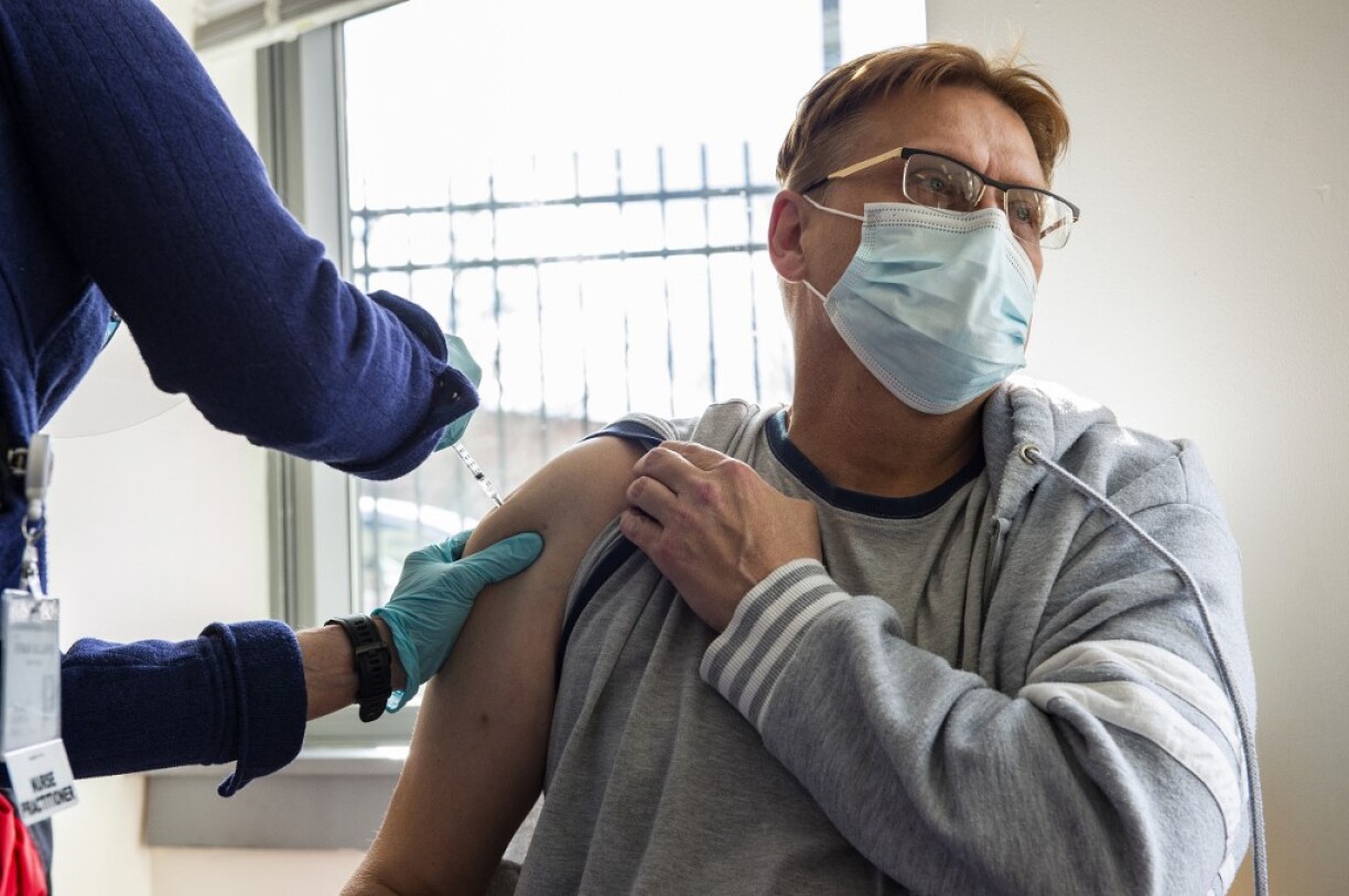 Pfizer vient d'indiquer que ses flacons de vaccin contenaient désormais six doses, et non plus cinq. Mais les conditions pour obtenir ces six doses ne sont pas garanties partout.