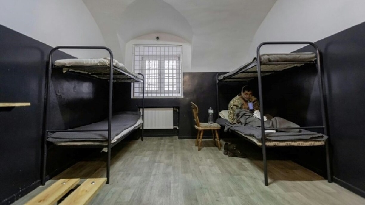 Une photo publiée le 11 janvier 2025 sur le compte Telegram du président ukrainien Volodymyr Zelensky présente un soldat comme un prisonnier nord-coréen détenu par les autorités ukrainiennes dans un lieu non divulgué en Ukraine, après avoir été capturé par l'armée ukrainienne