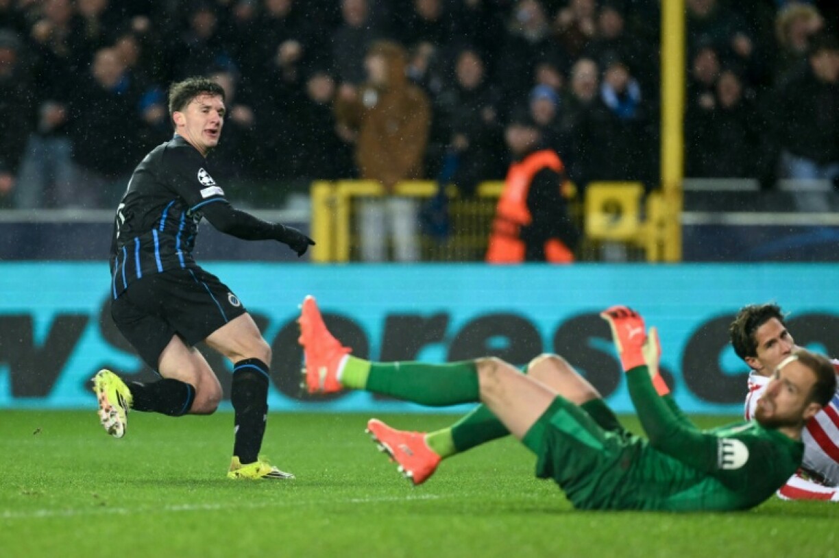 L'attaquant grec du Club Bruges Christos Tzolis (G) a marqué le but de l'égalisation (3-3) mercredi soir face à l'Atlético Madrid, en match de barrage aller de la Ligue des Champions au stade Jan Breydel de Bruges