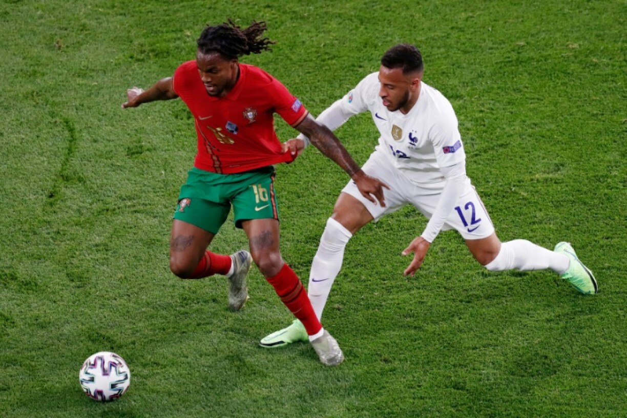 Le milieu portugais Renato Sanches devance le Français Corentin Tolisso à l'Euro le 23 juin 2021 à Budapest