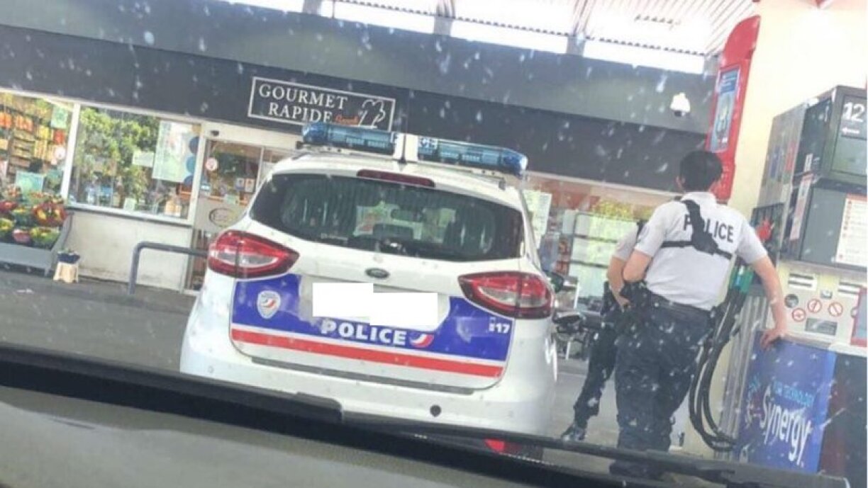 Des policiers français faisant un plein de carburant au Luxembourg en mai 2020.