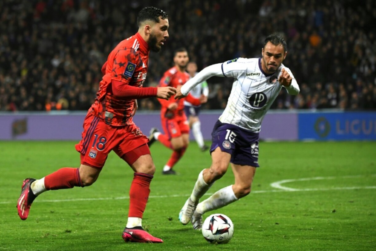 Le Lyonnais Rayan Cherki (g) déborde le Toulousain Gabriel Suazo, le 14 avril 2023 à Toulouse