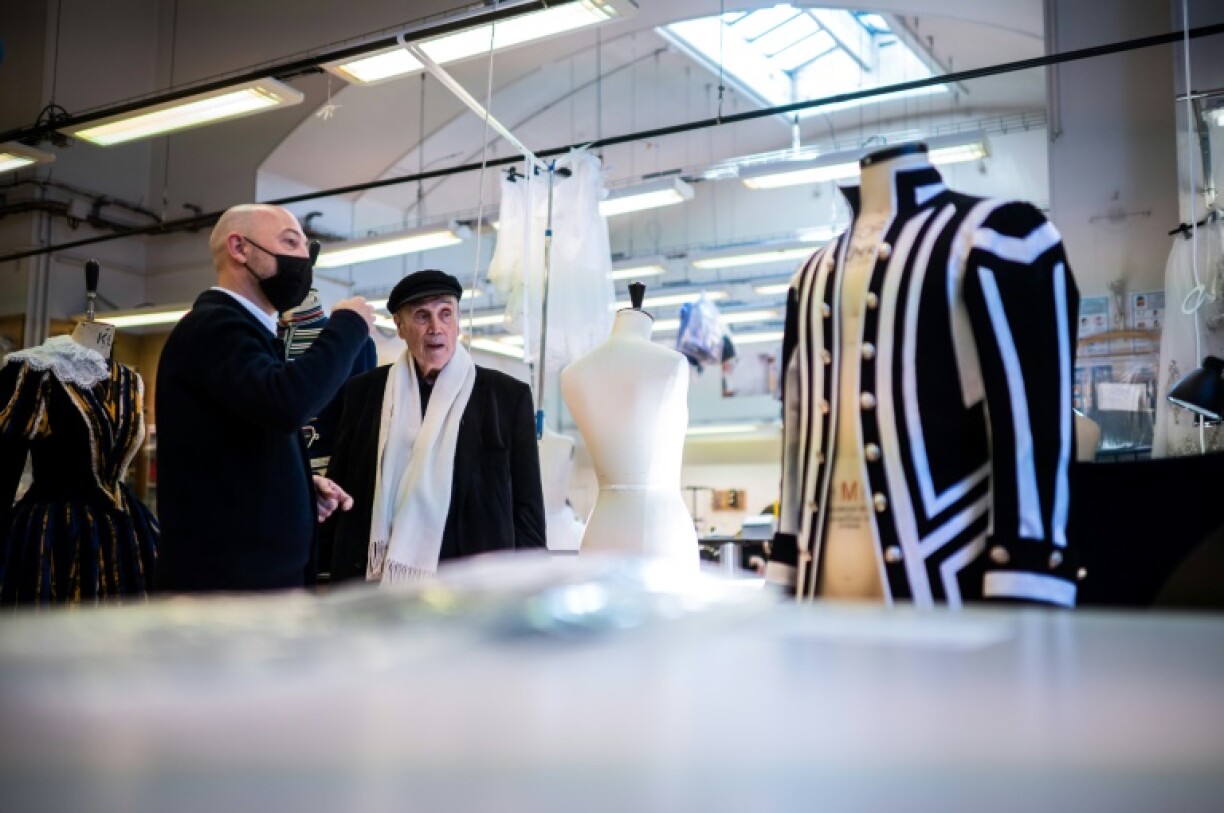 Le chorégraphe français Pierre Lacotte (d) regarde les costumes préparés dans l'atelier de couture de l'Opéra de Paris pour le ballet