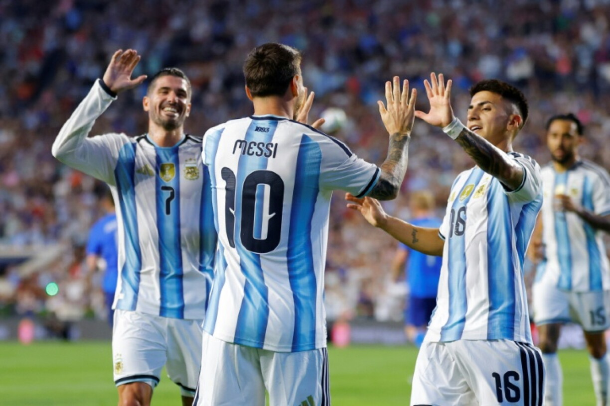 Les joueurs argentins Rodrigo De Paul et Thiago Almada avec le mythique capitaine de l'Albiceleste Lionel Messi, lors du match amical entre l'Argentine et l'Islande le 9 juin 2026 à Auburn (Alabama)
