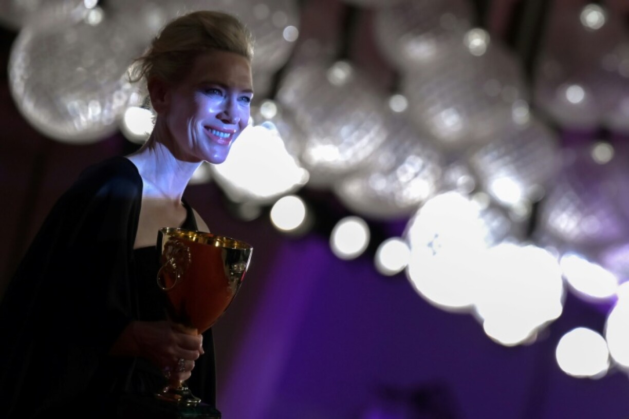 Cate Blanchett avec la Coppa Volpi de la meilleure actrice dans