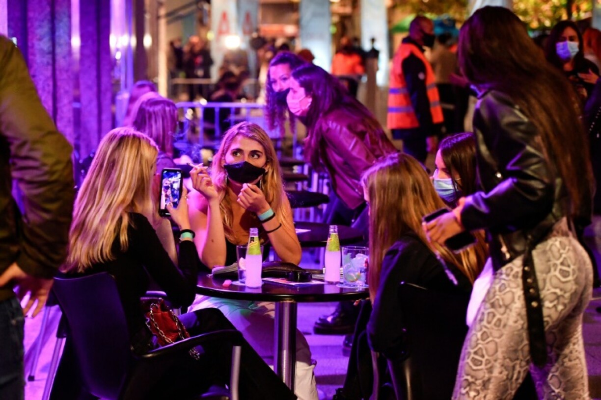 Des personnes à la terrasse d'un bar pour une étude clinique, le 20 mai 2021 à Sitges, en Espagne