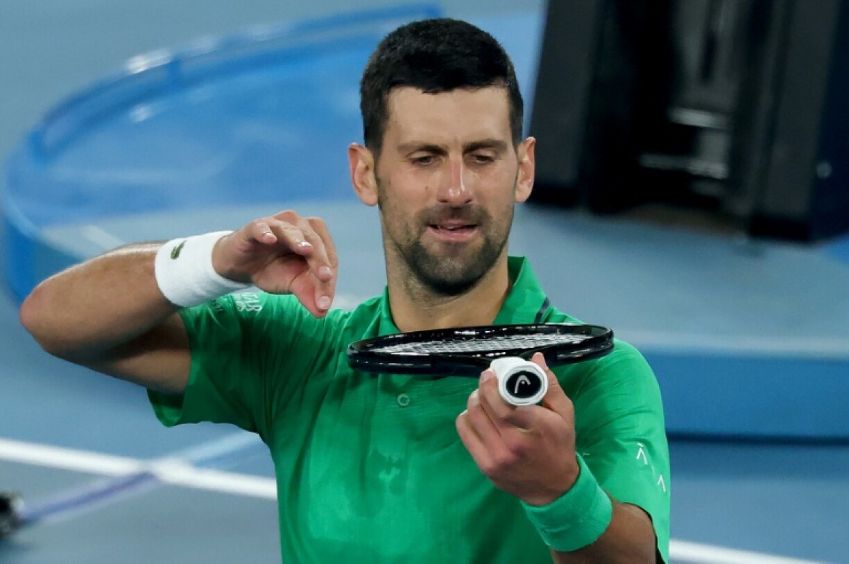Le Serbe Novak Djokovic joue du violon sur sa raquette pour célébrer sa victoire contre le Néerlandais Botic van de Zandschulp samedi 24 janvier 2026 à l'Open d' Australie à Melbourne