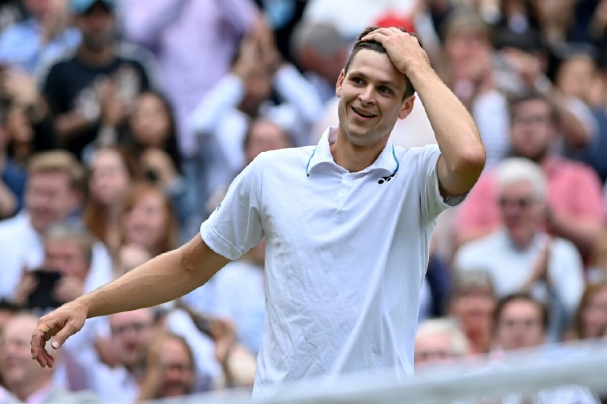 La joie du Polonais Hubert Hurkacz, après sa victoire en 3 sets face au Suisse Roger Federer, en quart de finale du tournoi de Wimbledon, le 7 juillet 2021 à Londres
