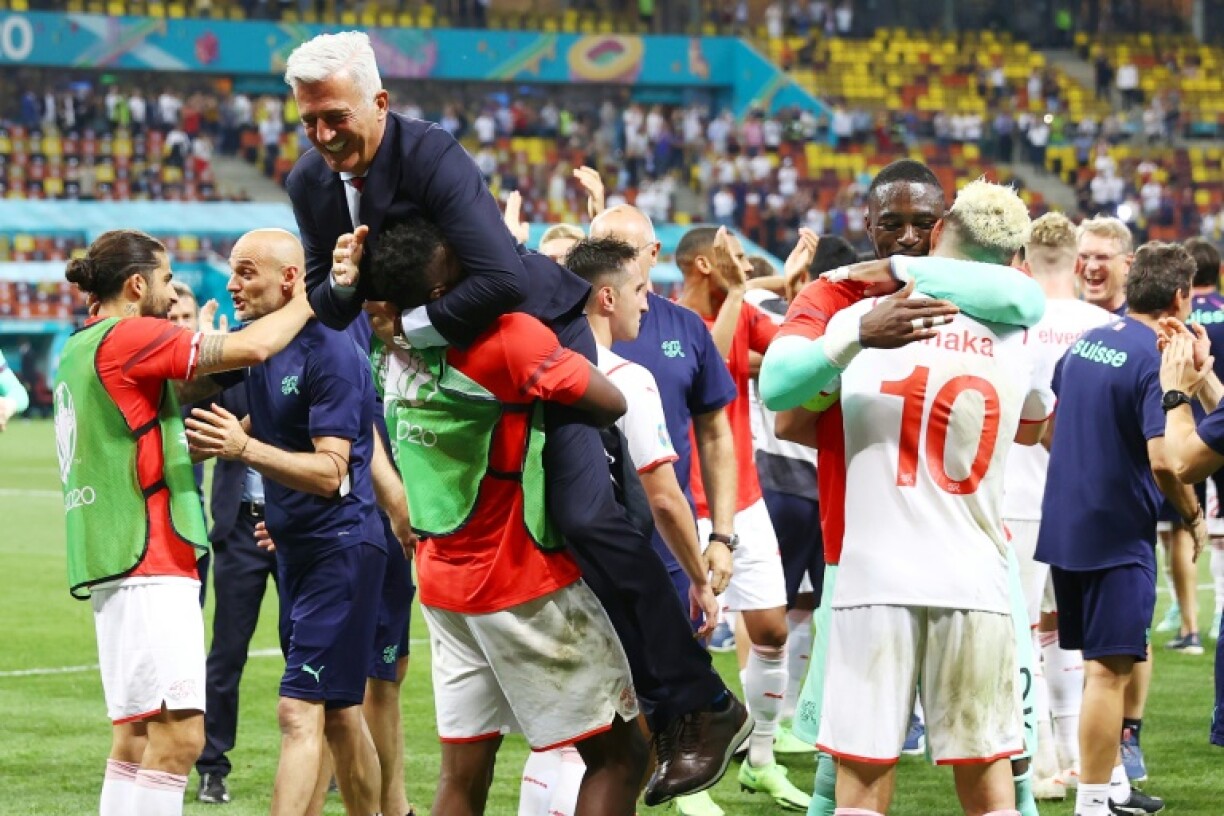 La joie du sélectionneur bosniaque de la Suisse, Vladimir Petkovic, après la victoire aux tirs au but (3-3, 5-4 a.p.) face à la France, lors du 8e de finale de l'Euro 2020, le 28 juin 2021 à Bucarest