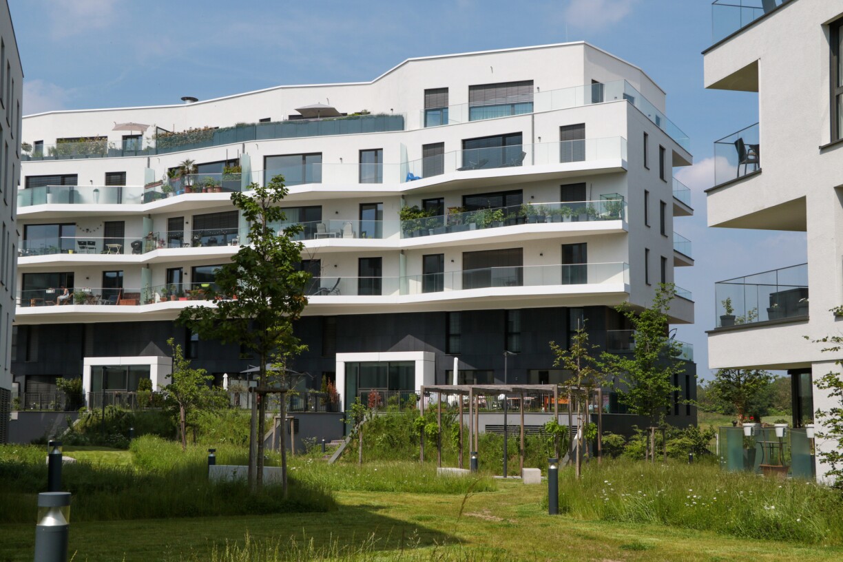 A photograph of a block of flats in Kirchberg in 2023.
