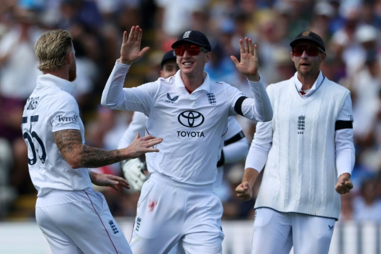 England captain Ben Stokes (L) celebrates after dismissing India's Yashasvi Jaiswal for 87