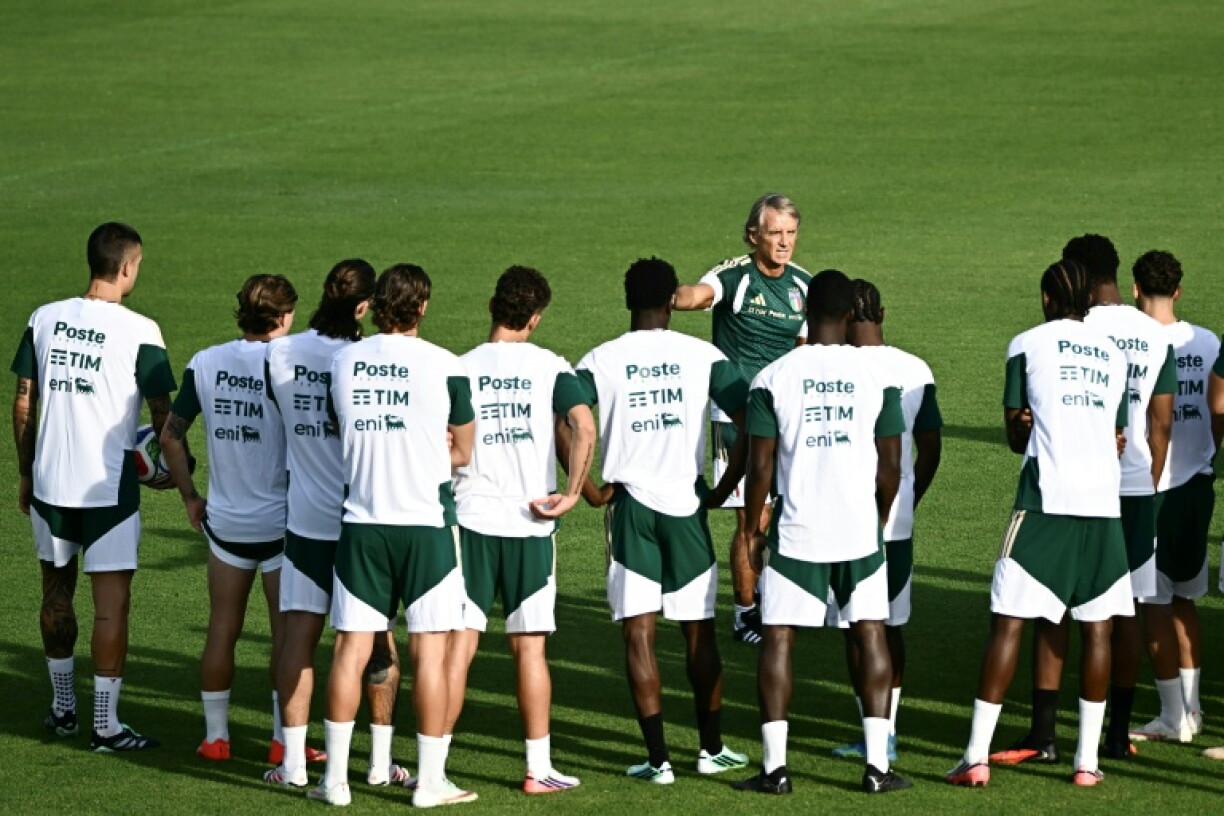 Le nouveau sélectionneur de l'Italie Roberto Mancini s'adresse à ses joueurs durant une séance d'entraînement le 21 septembre 2026 à Coverciano, près de Florence