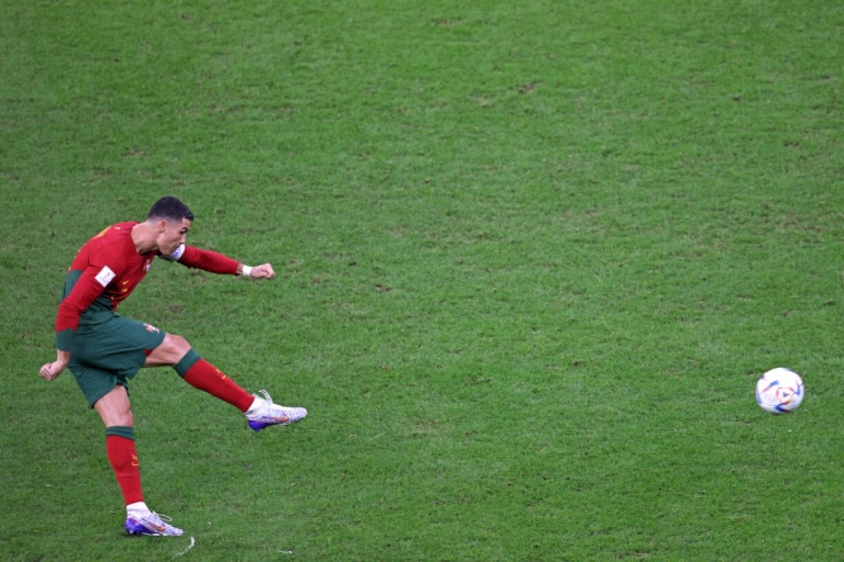 Cristiano Ronaldo prend un coup franc accordé au Portugal contre la Suisse à Lusail, le 6 décembre 2022