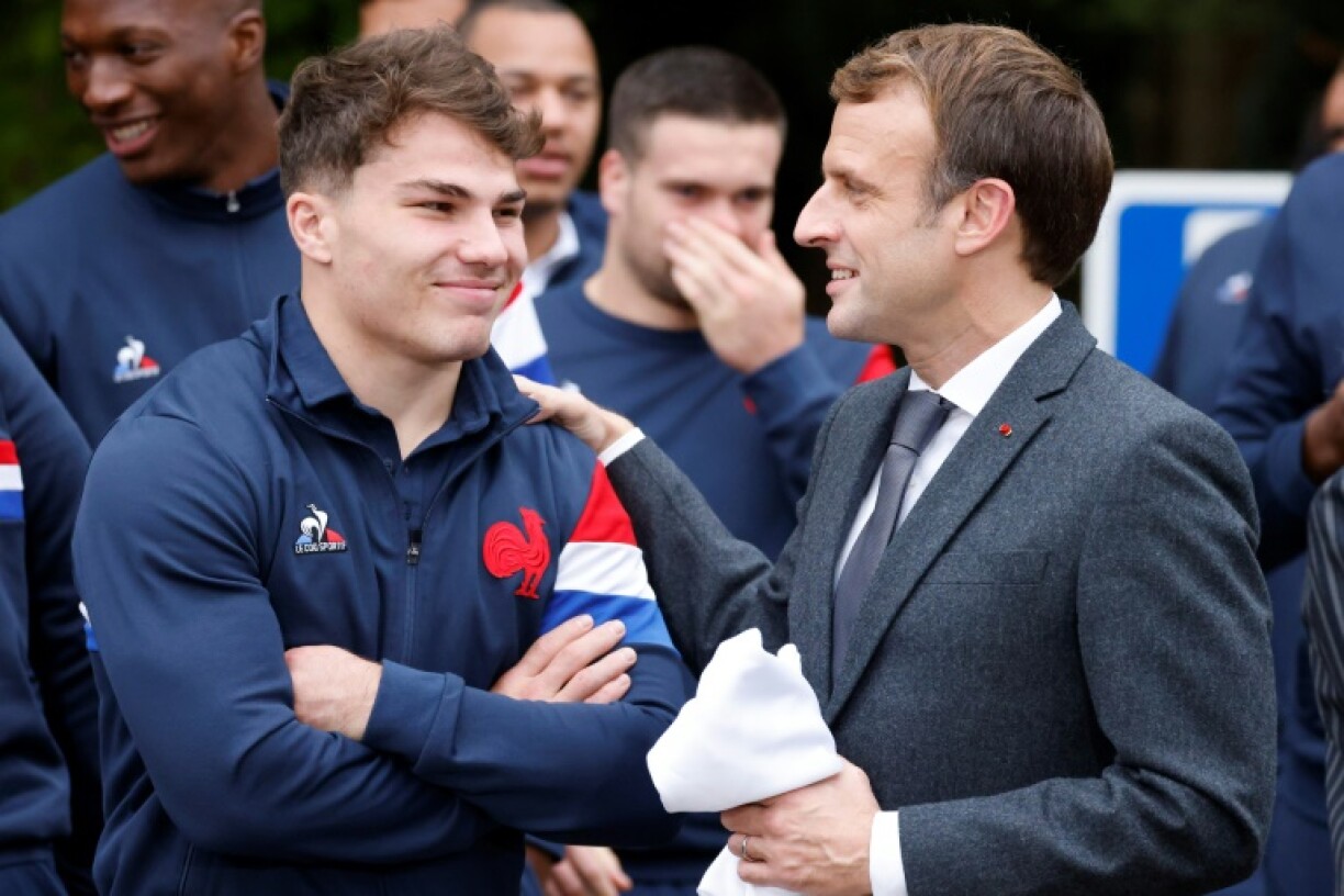 Antoine Dupont avec le président français Emmanuel Macron, le 15 novembre 2021 à Marcoussis (Essonne)