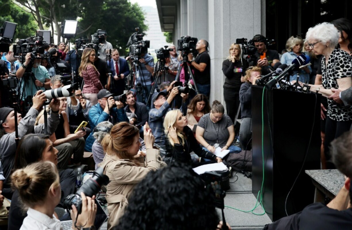 Joan Andersen VanderMolen, la tante des frères Menendez, réclame leur libération devant le tribunal de Los Angeles, le 16 octobre 2024