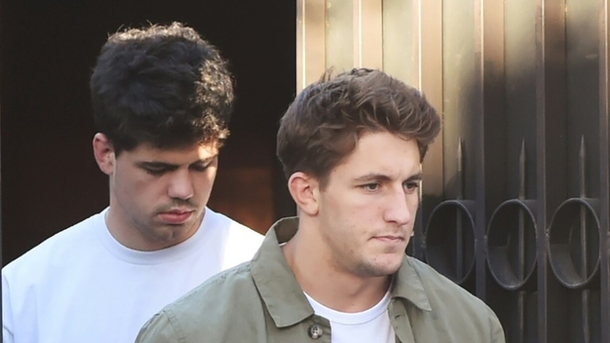 Les rugbymen français Hugo Auradou (gauche) et Oscar Jegou le 12 août 2024 à Mendoza, en Argentine