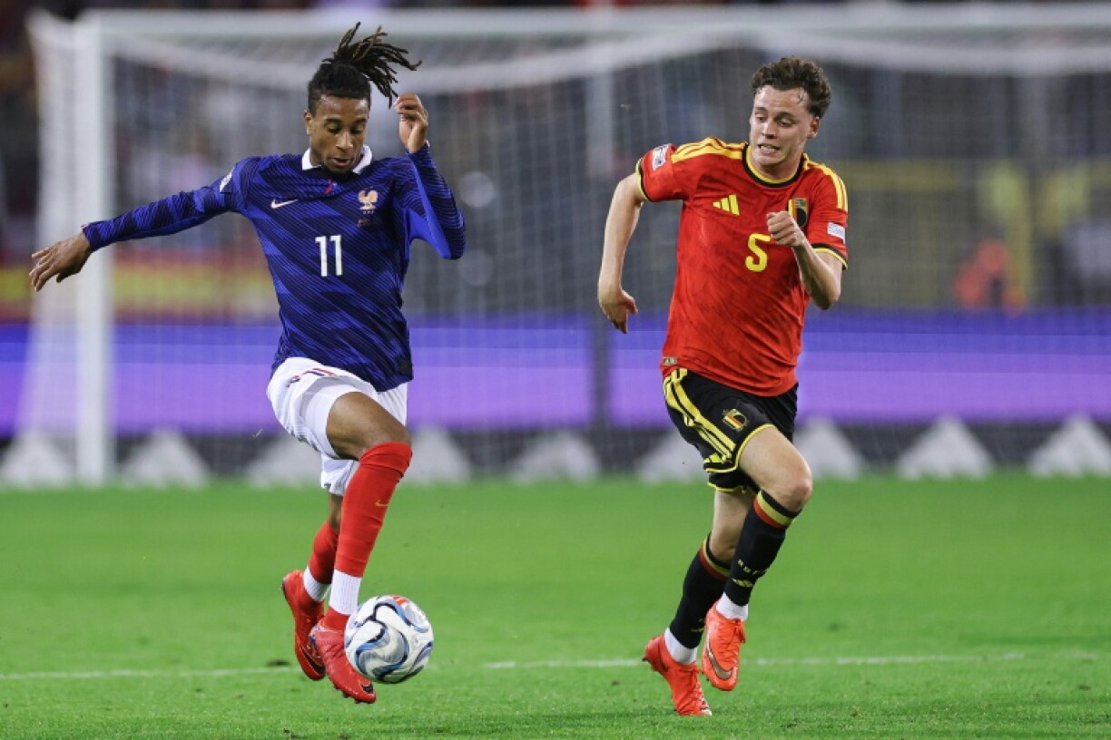 Michael Olise (G) auteur du but victorieux contre la Belgique de Maxim De Cuyper (D), 1 à 0, le 28 septembre 2026 en Ligue des nations à Bruxelles during the UEFA Nations League Group A1 football match between Belgium and France at King Baudouin Stadium in Brussels on September 28, 2026.