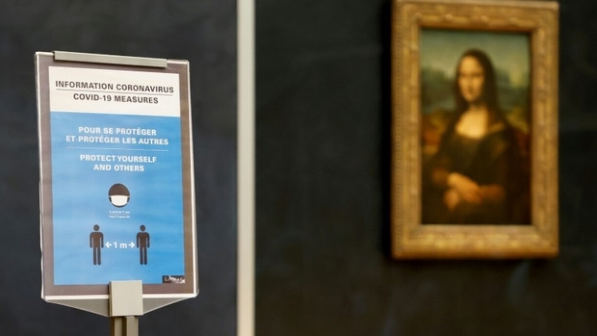 E Warn-Schëld am Louvre.