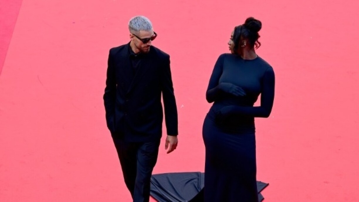 La chanteuse Aya Nakamura (droite) et son compagnon de l'époque Vladimir Boudnikoff (droite) au festival de Cannes à Cannes (sud de la France) le 19 mai 2022