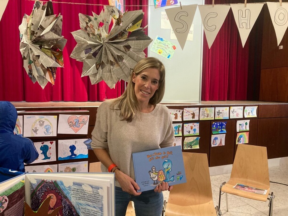 D'Léierin Nathalie Ferron um Stand zu Walfer