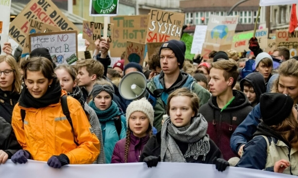 Des jeunes accompagnés de Greta Thunberg, la figure du mouvement (avec le bonnet blanc) manifestant en faveur du climat à Hambourg en Allemagne, le 1er mars dernier. On espère au moins 10.000 participants au Luxembourg aujourd'hui.