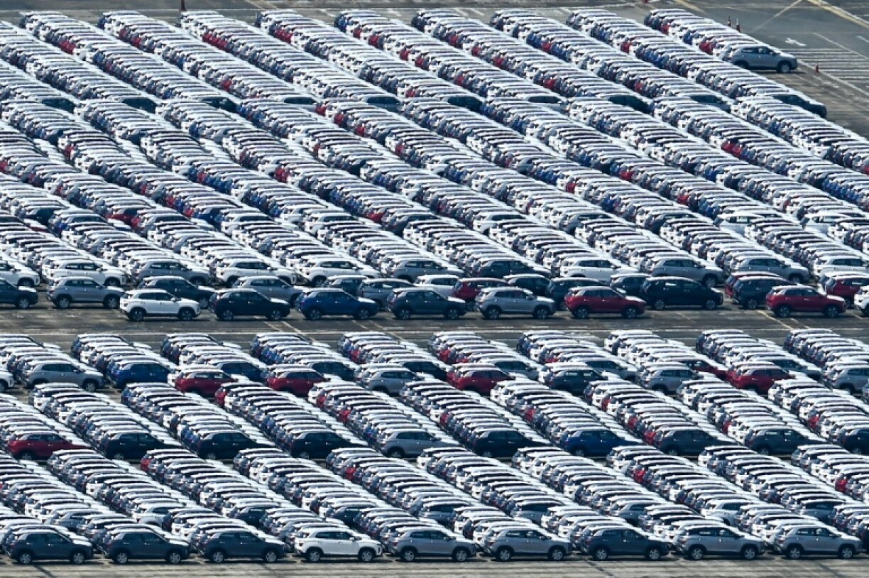 Les géants automobiles japonais, Toyota en tête, ont dégringolé jeudi en Bourse après la nouvelle offensive douanière américaine, susceptible de les plomber sur un marché crucial, tandis que Tokyo a promis