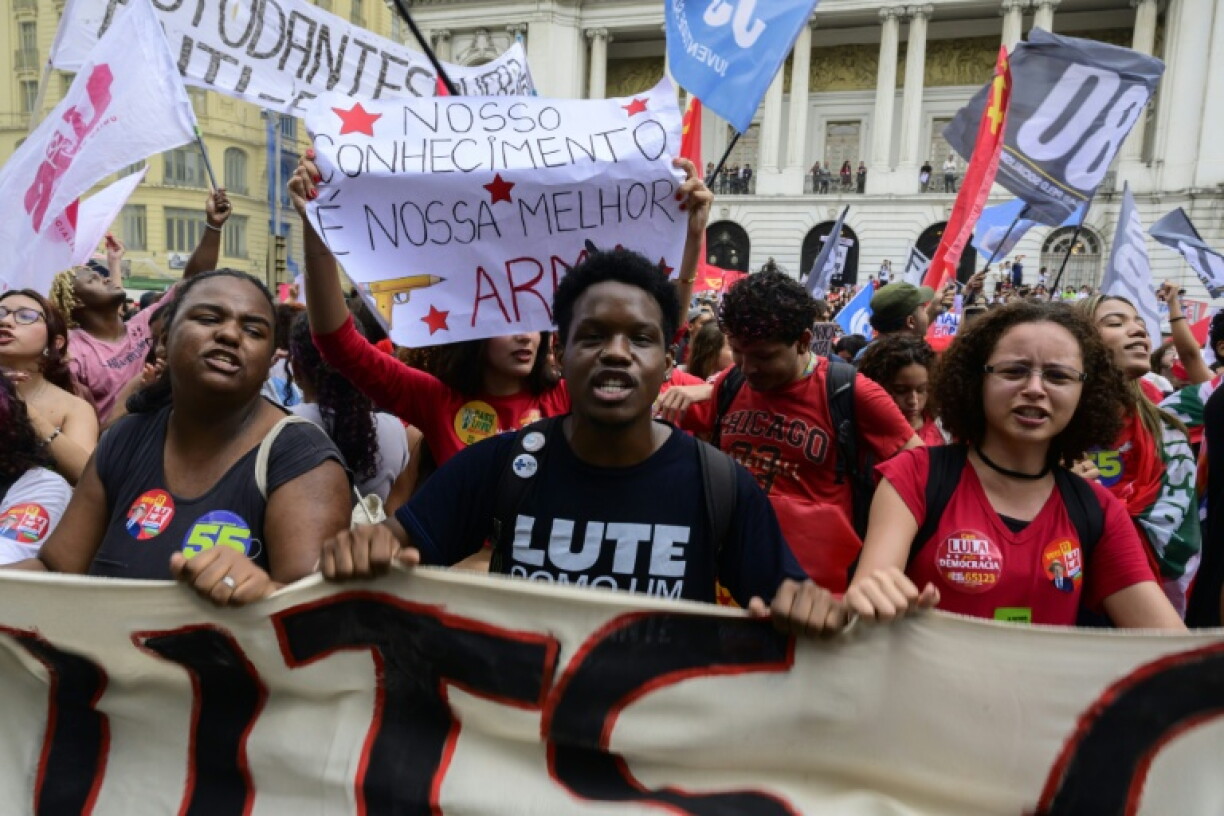 Des partisans du président de gauche Lula manifestent contre l'extrême droite à Rio de Janeiro, le 7 octobre 2026