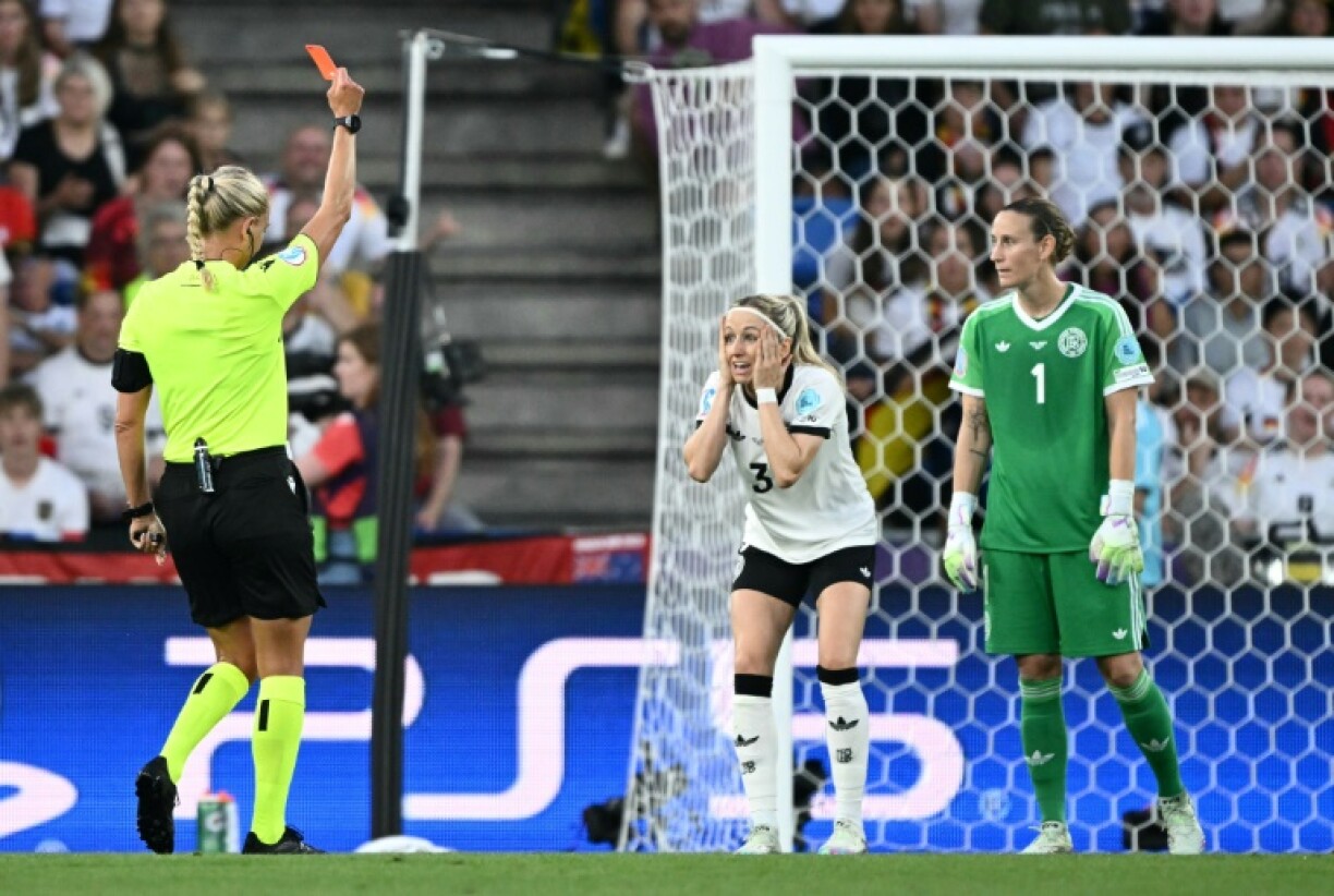 La défenseuse allemande Kathrin Hendrich après son exclusion contre la France en quarts de finale de l'Euro-2025 à Bâle (Suisse) le 19 juillet 2025