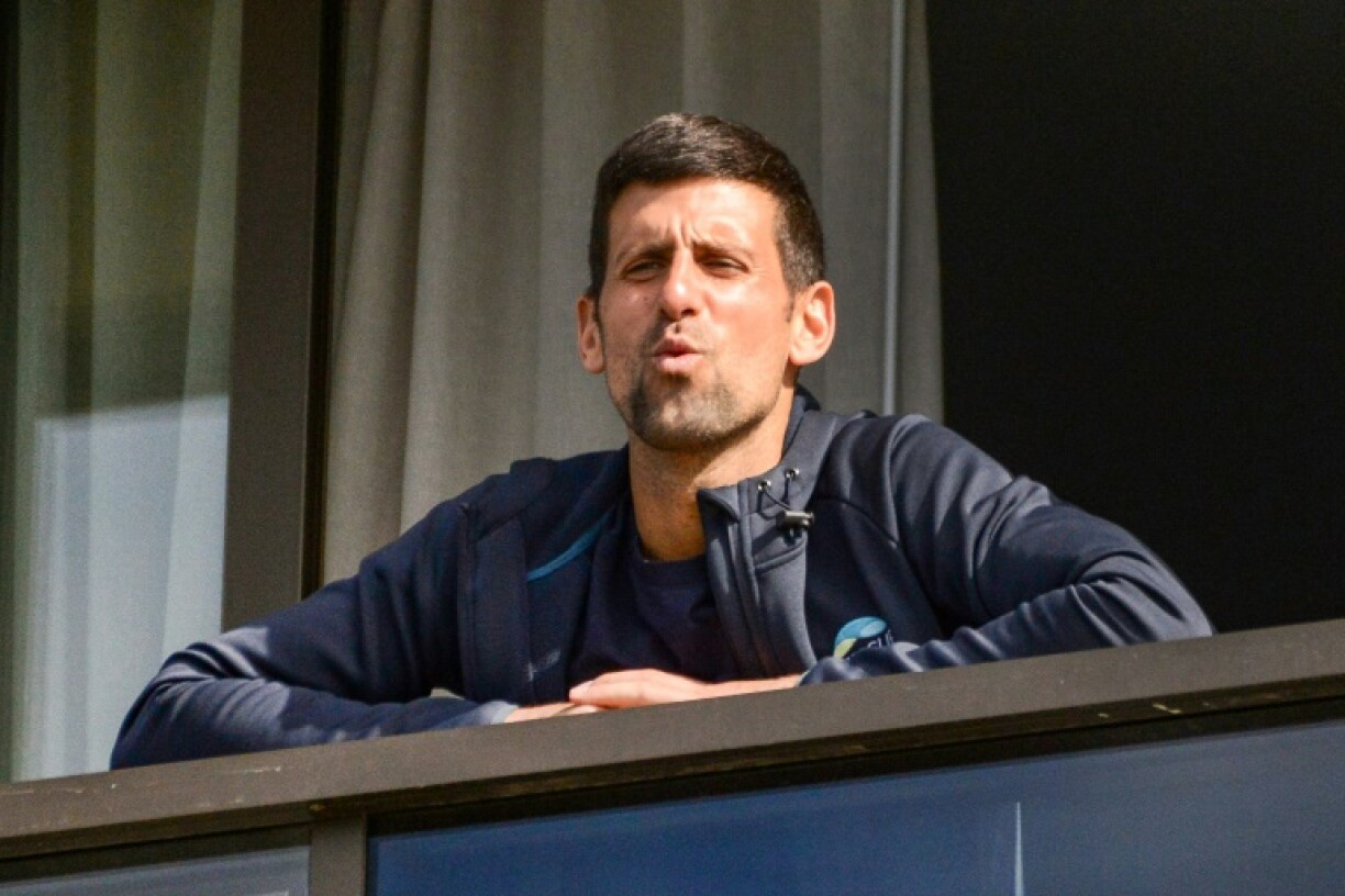 Le Serbe Novak Djokovic, au balcon de son hôtel, lors du dernier jour de ses deux semaines de quarantaine, le 28 janvier 2021 à Adelaïde, imposées aux joueurs avant le début de l'Open d'Australie à Melbourne, en raison de la crise sanitaire