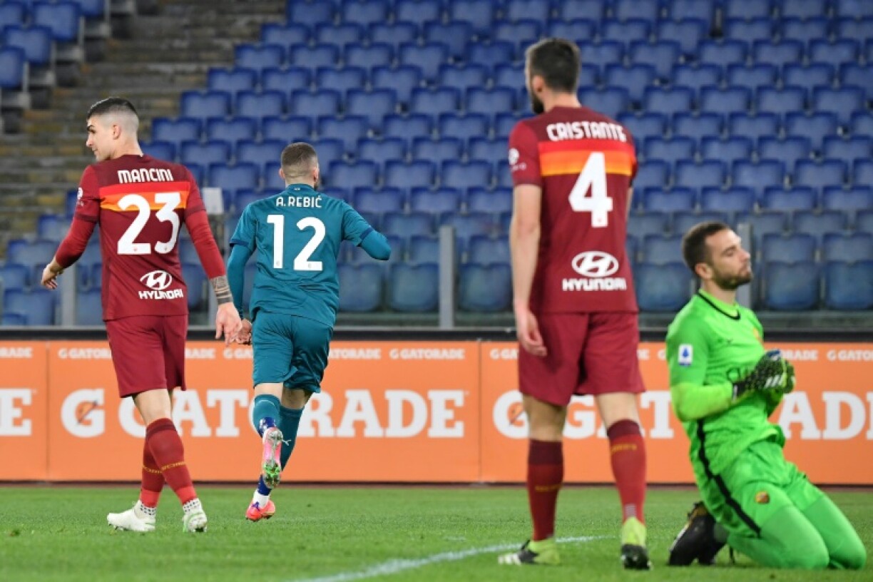 Le défenseur de l'AS Rome, Gianluca Mancini, le milieu de terrain Bryan Cristante et le gardien Pau Lopez, après le but marqué par l'attaquant croate du Milan AC, Ante Rebic, lors de leur match de Série A, le 28 février 2021 au stade Olymique à Rome