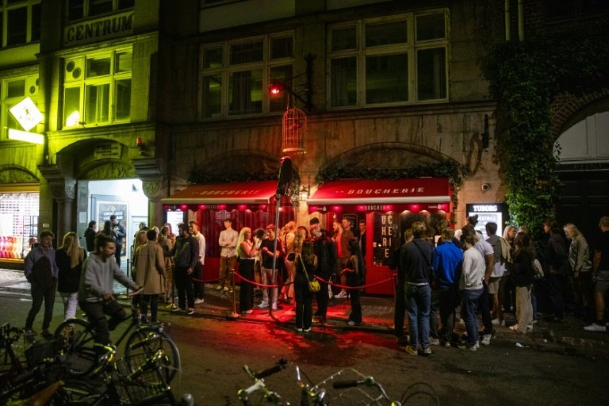Une foule s'amasse devant une boîte de nuit à Copenhague au Danemark le 3 septembre 2021