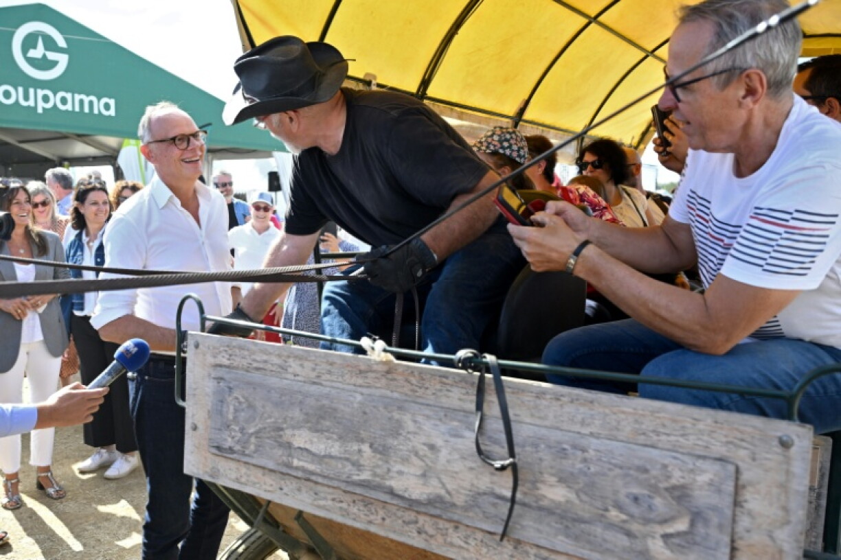 Le maire du Havre et candidat Horizons à la présidentielle, Edouard Philippe (G), lors d'une visite au festival Terres de Jim organisé par le syndicat agricole Jeunes agriculteurs (JA), le 12 septembre 2026 à Metz