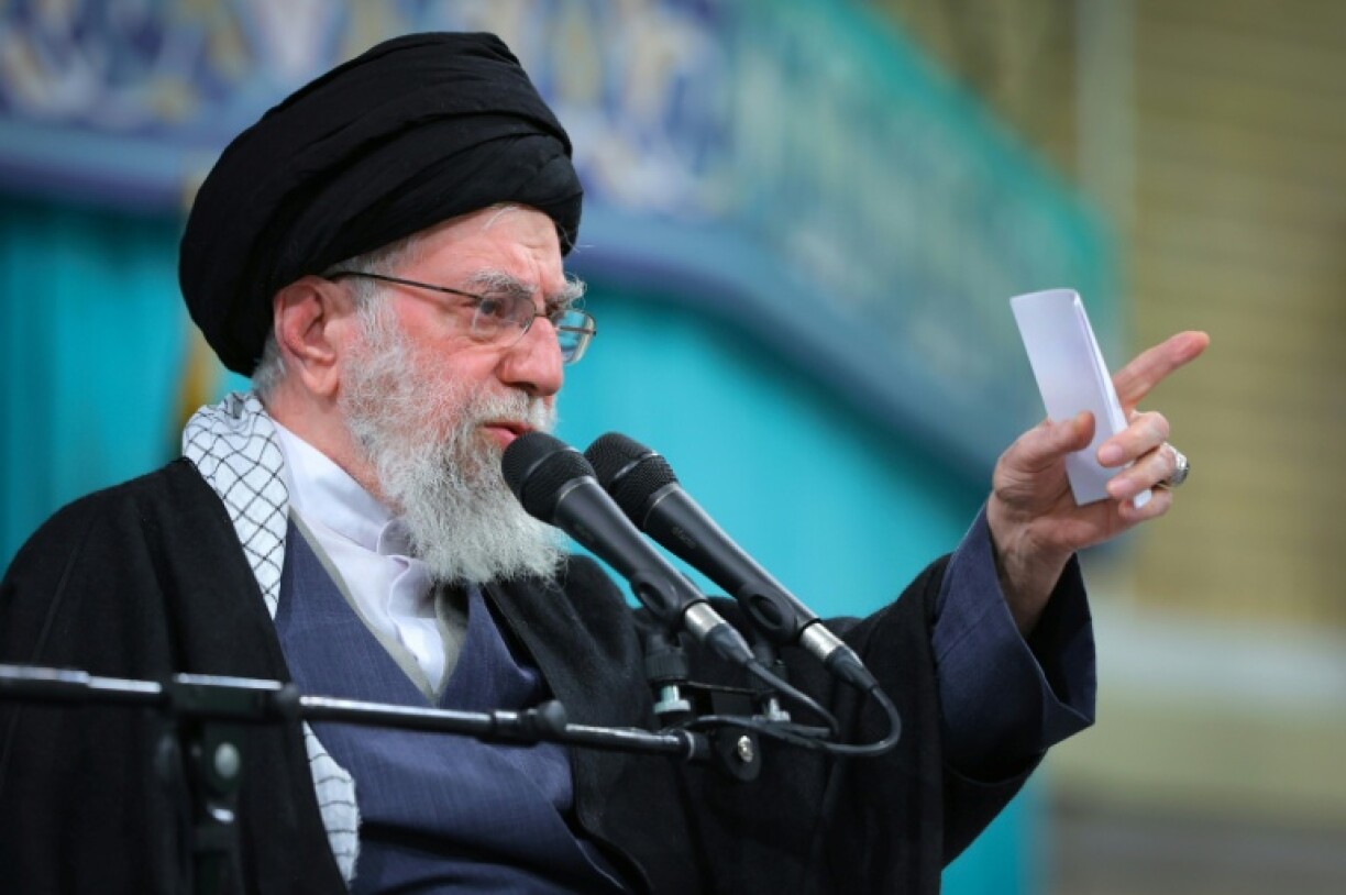 Photo fournie par les services du guide suprême iranien, Ali Khamenei, le montrant s'adresser à des partisans à Téhéran le 17 janvier 2026