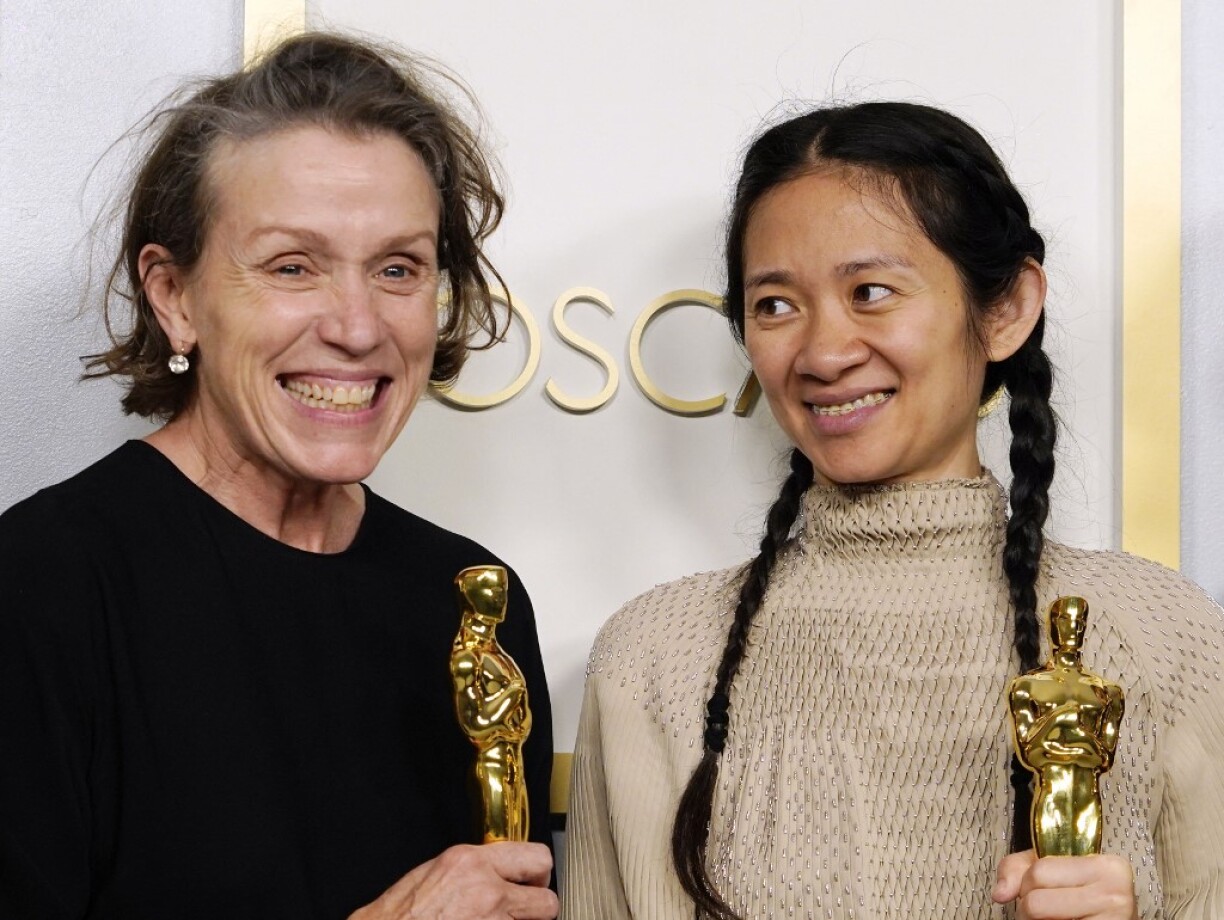 Frances McDormand et la réalisatrice Chloé Zaho aux Oscars.