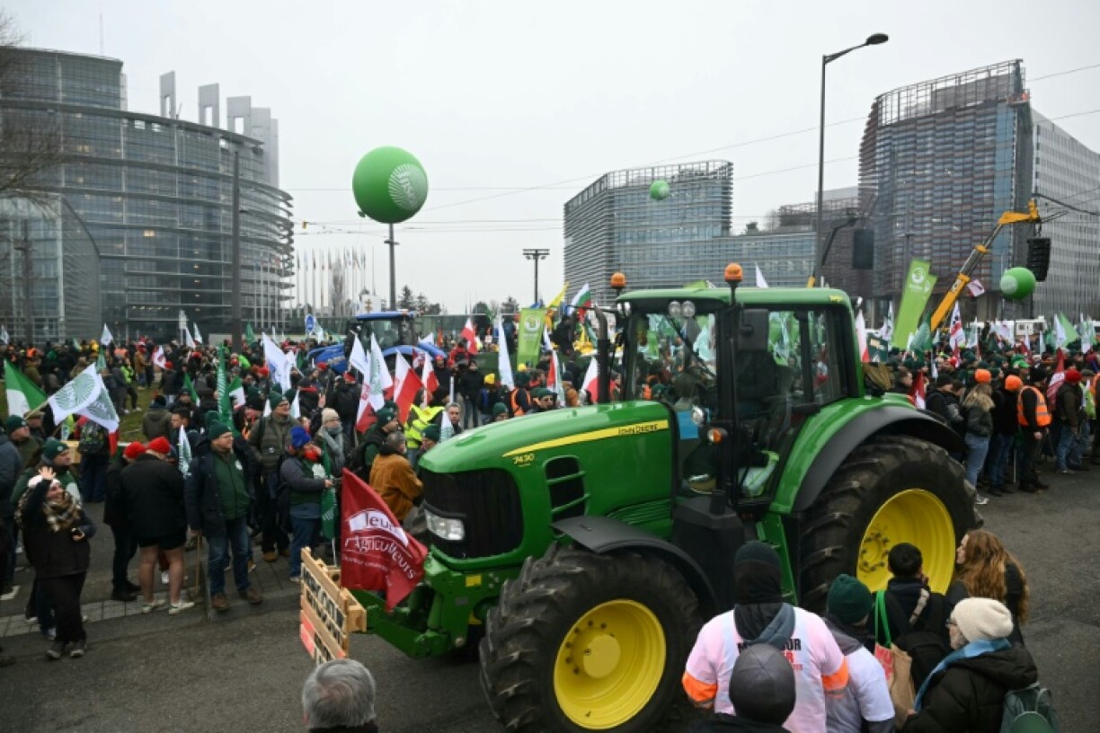 Des agriculteurs européens manifestent devant le Parlement européen contre l'accord de libre-échange entre l'UE et les pays du Mercosur, à la veille d'un vote sur une saisine des tribunaux, le 20 janvier 2026 à Strasbourg