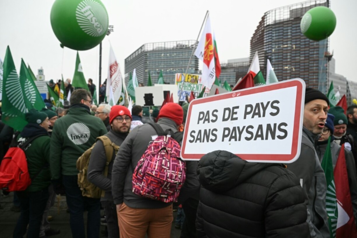 Des agriculteurs européens manifestent devant le Parlement européen contre l'accord de libre-échange entre l'UE et les pays du Mercosur, à la veille d'un vote sur une saisine des tribunaux, le 20 janvier 2026 à Strasbourg