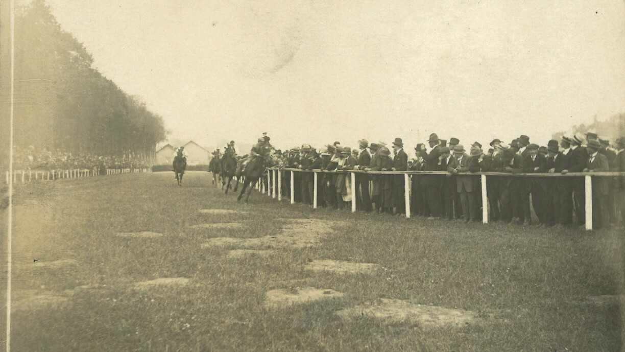 1895 goufen an der Route d'Ettelbruck déi éischt Päerdscourssen zu Dikrech ofgehalen.