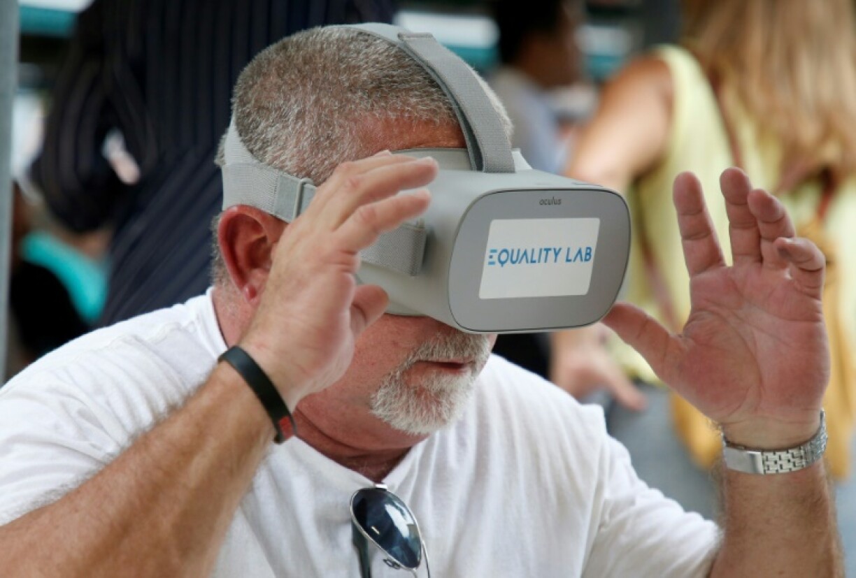 Un homme essaie des lunettes de réalité virtuelle, le 26 juillet 2019 à Miami, en Floride
