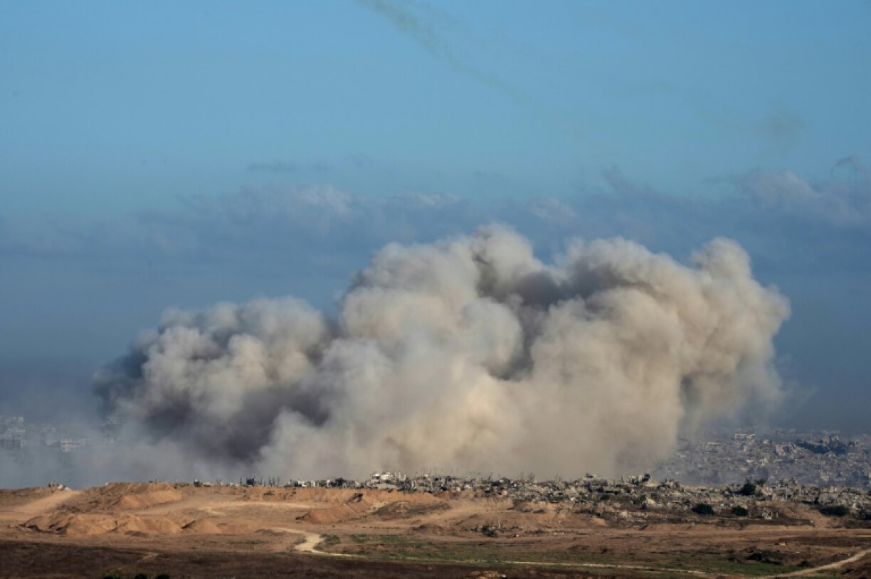 Une photo prise depuis le sud d'Israël montre de la fumée s'élevant lors d'une frappe israélienne sur la bande de Gaza, le le 6 juillet 2025