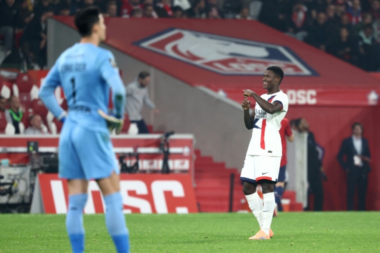 Le défenseur portugais du Paris SG Nuno Mendes (droite) contre Lille en match de Ligue 1 le 5 octobre 2025 à Lille