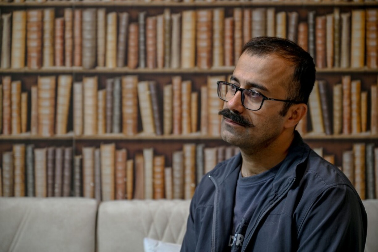 Farhad Sheikhi, un Kurde iranien qui a rejoint les manifestations antigouvernementales en 2022, lors d'une interview à Souleimaniyeh, le 12 mars 2026 en Irak